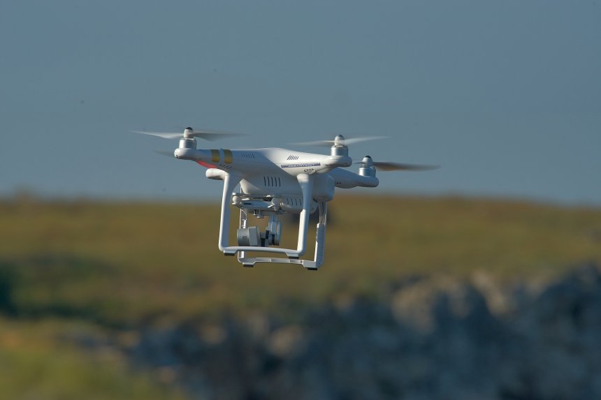 dron wyposażony w kamerę 